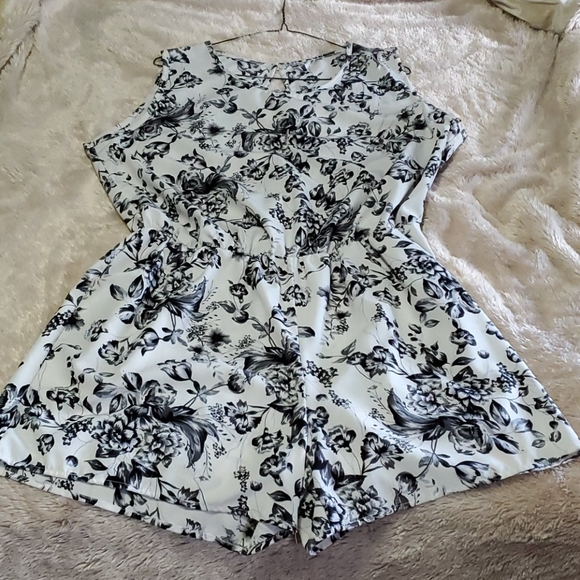 Gorgeous black and white flower romper - Picture 4 of 9